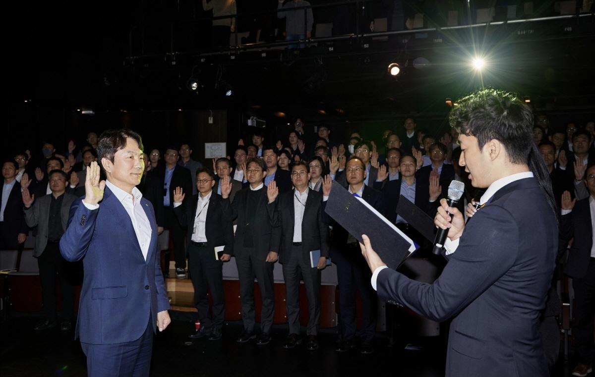 KB손해보험 구본욱 사장(앞 왼쪽)을 비롯한 임원 및 부서장들이 8일 서울 강남구 KB아트홀에서 열린 ‘소비자서비스헌장’ 선포식에서 금융소비자 보호 실천 의지를 다지고 있다. 