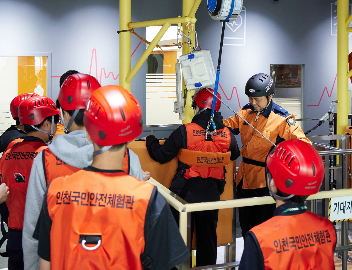 지난 14일 인천국민안전체험관에서 아동들이 KB손해보험이 진행한 생활·화재·자연재난 대응 체험 교육에 참여하며 안전 수칙을 익히고 있다.