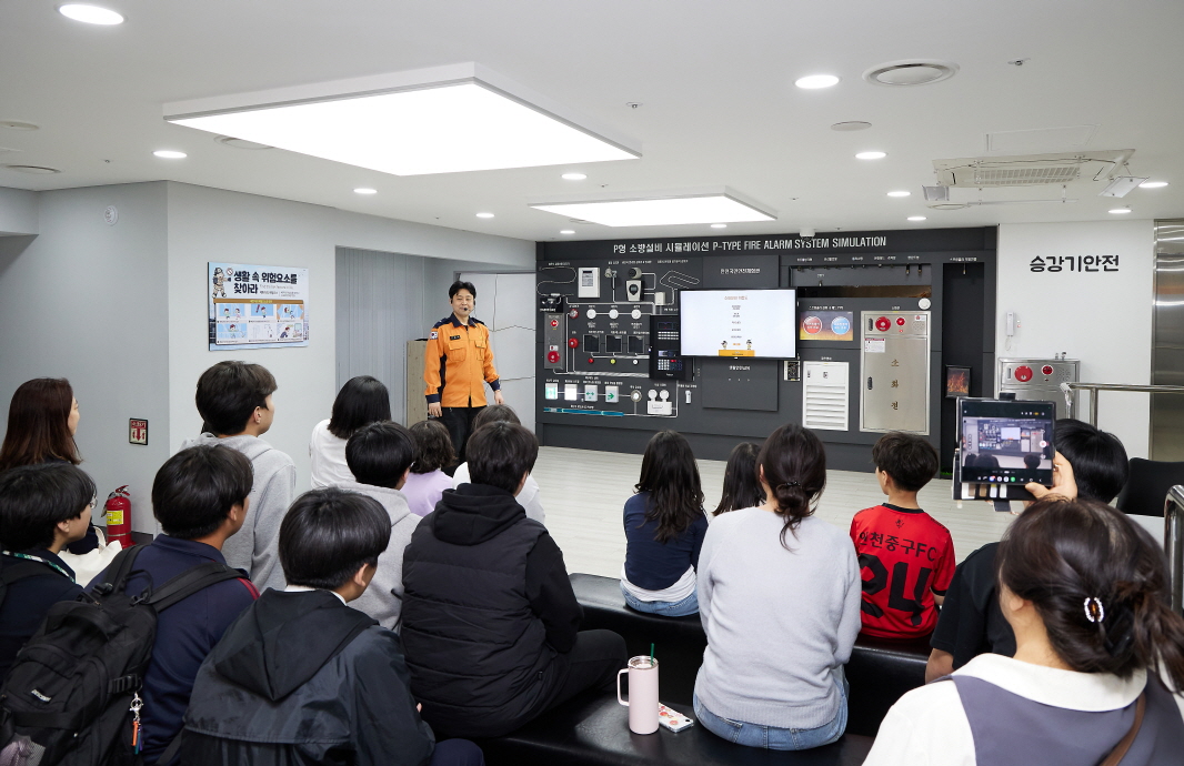 지난 14일 인천국민안전체험관에서 아동들이 KB손해보험이 진행한 생활·화재·자연재난 대응 체험 교육에 참여하며 안전 수칙을 익히고 있다.