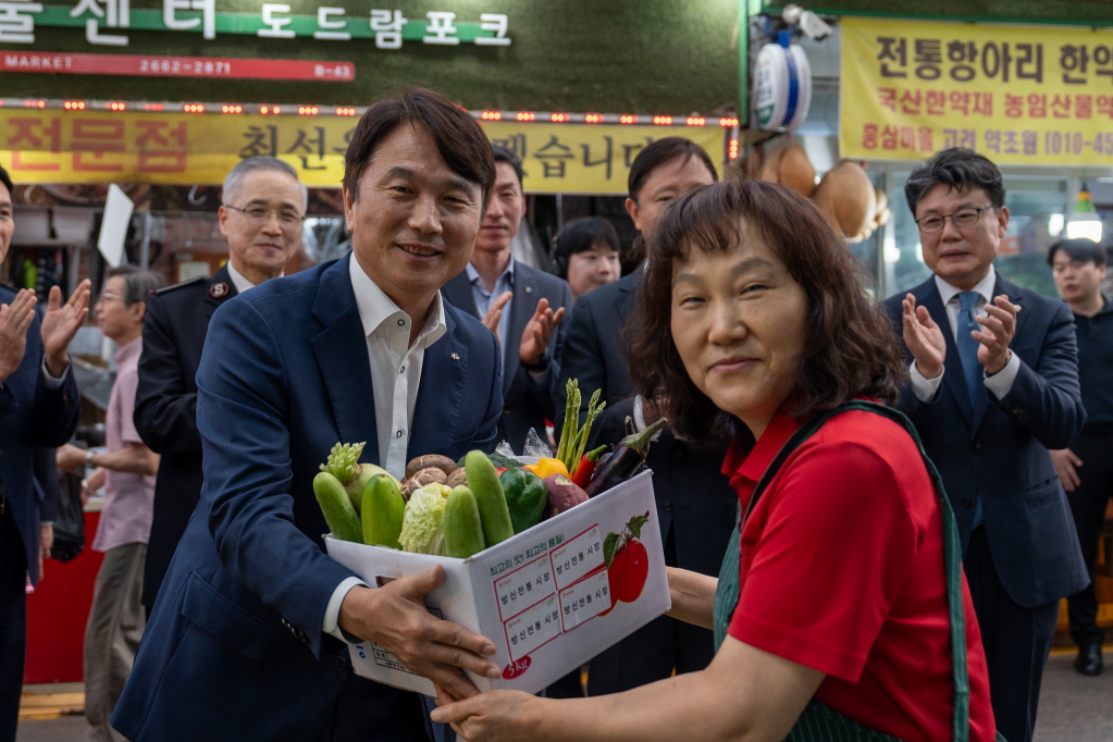 구본욱 KB손해보험 사장이 온누리상품권으로 명절 물품을 구매하고 있다