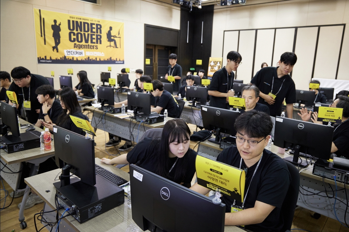 KB손해보험 임직원들이 언더커버 에이전터스에서 업무 현장의 문제를 해결하는 AI 에이전트를 설계·구현하고 있다